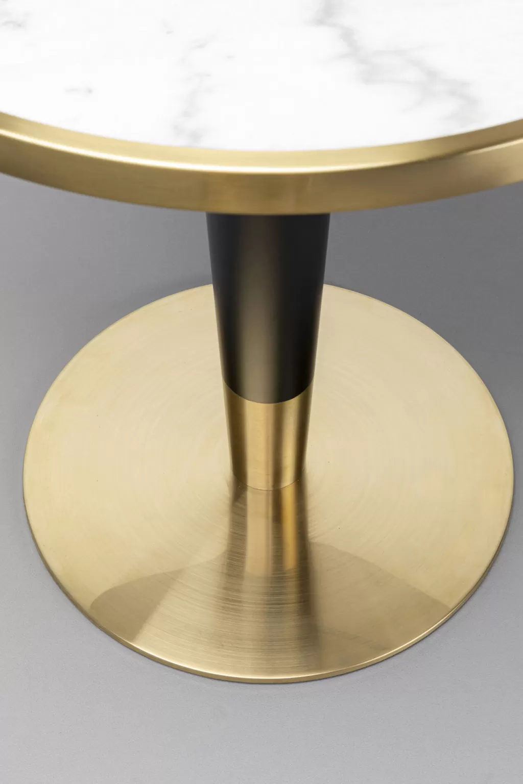 Table Bistro Amalia par KARE Design - Plateau marbre et structure acier élégante diamètre 70 cm