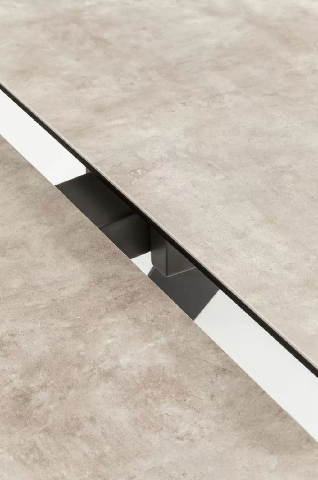 Table extensible design Amsterdam noir foncé - Dimensions modulables 160 cm (40+40) x 90 cm - KARE Édition Limitée 

Structure élégante avec plateau expansible, idéale pour s'adapter à vos besoins. Matériaux premium et finition sombre sophistiquée. Configuration flexible pour salle à manger ou bureau.