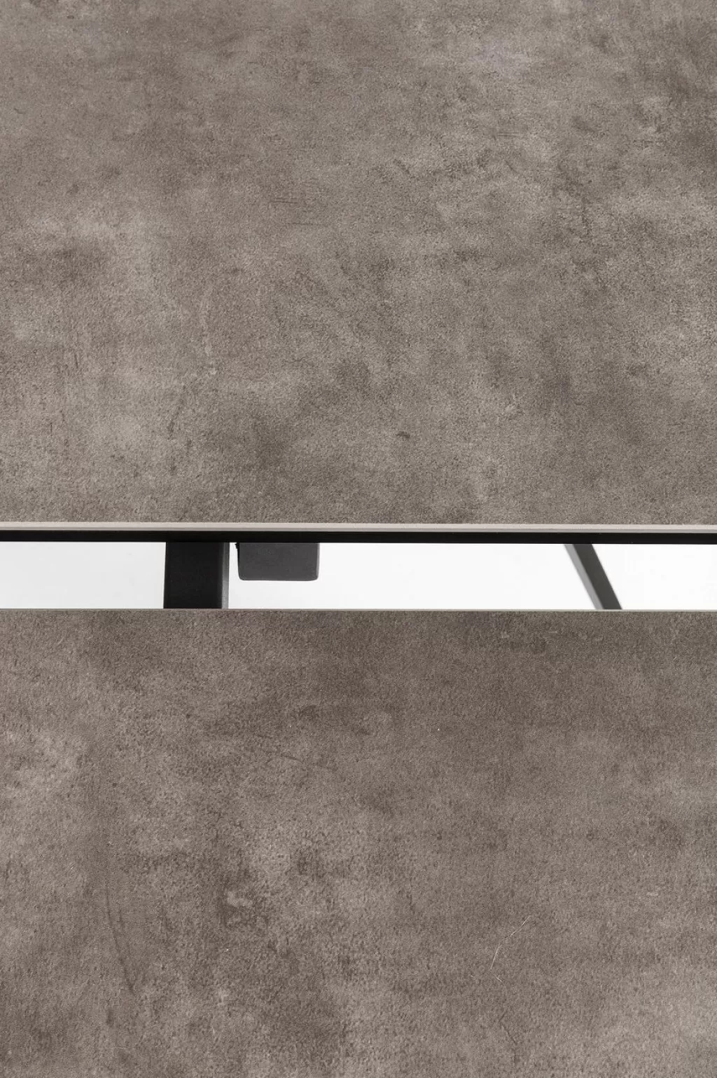 Table extensible Amsterdam Dark - Design modulable 200 cm (2x45 + 110) x 100 cm - KARE Collection Urbaine 

Surface mélaminé résistant aux rayures, piètement métal brossé. Configuration flexible pour salle à manger ou bureau. Dimensions totales : longueur 200 cm / profondeur 100 cm. Modules d'extension latéraux de 45 cm. Style contemporain à inspiration néerlandaise. Parfaite pour espaces modernes.