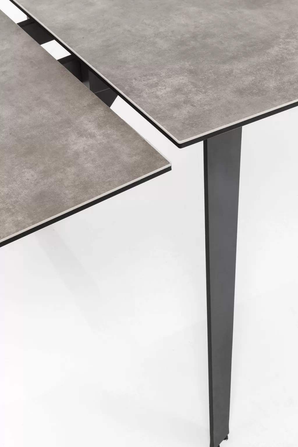 Table extensible Amsterdam Dark - Design modulable 200 cm (2x45 + 110) x 100 cm - KARE Collection Urbaine 

Surface mélaminé résistant aux rayures, piètement métal brossé. Configuration flexible pour salle à manger ou bureau. Dimensions totales : longueur 200 cm / profondeur 100 cm. Modules d'extension latéraux de 45 cm. Style contemporain à inspiration néerlandaise. Parfaite pour espaces modernes.
