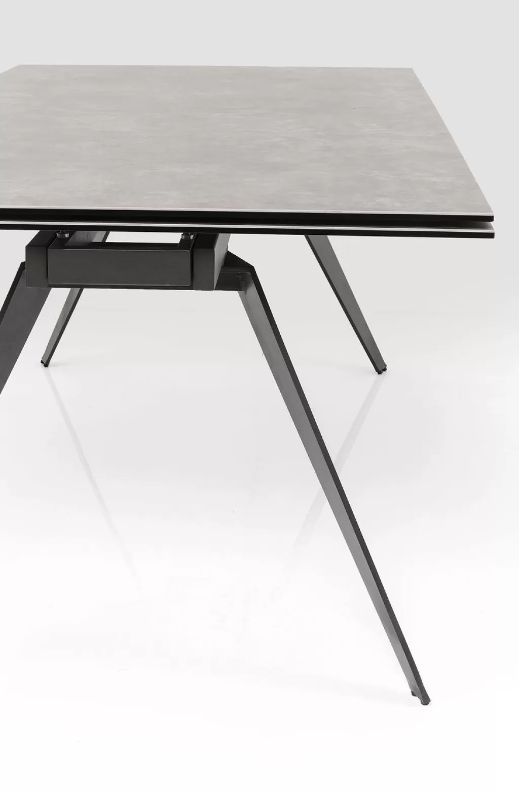 Table extensible Amsterdam Dark - Design modulable 200 cm (2x45 + 110) x 100 cm - KARE Collection Urbaine 

Surface mélaminé résistant aux rayures, piètement métal brossé. Configuration flexible pour salle à manger ou bureau. Dimensions totales : longueur 200 cm / profondeur 100 cm. Modules d'extension latéraux de 45 cm. Style contemporain à inspiration néerlandaise. Parfaite pour espaces modernes.