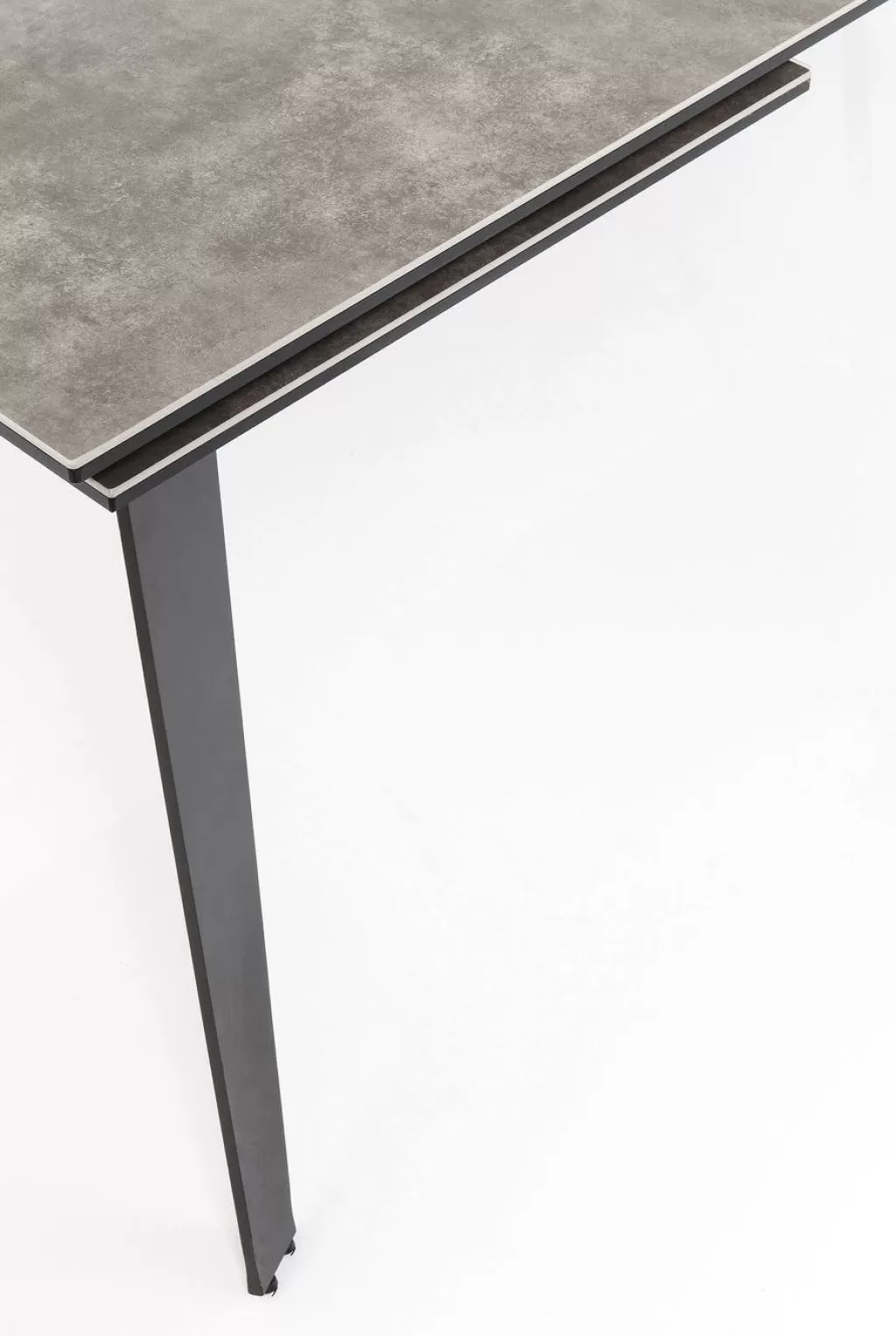 Table extensible Amsterdam Dark - Design modulable 200 cm (2x45 + 110) x 100 cm - KARE Collection Urbaine 

Surface mélaminé résistant aux rayures, piètement métal brossé. Configuration flexible pour salle à manger ou bureau. Dimensions totales : longueur 200 cm / profondeur 100 cm. Modules d'extension latéraux de 45 cm. Style contemporain à inspiration néerlandaise. Parfaite pour espaces modernes.
