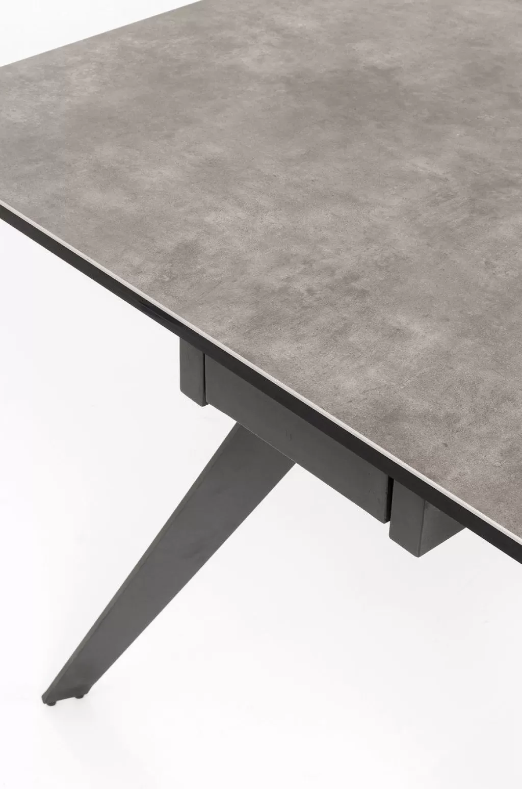 Table extensible Amsterdam Dark - Design modulable 200 cm (2x45 + 110) x 100 cm - KARE Collection Urbaine 

Surface mélaminé résistant aux rayures, piètement métal brossé. Configuration flexible pour salle à manger ou bureau. Dimensions totales : longueur 200 cm / profondeur 100 cm. Modules d'extension latéraux de 45 cm. Style contemporain à inspiration néerlandaise. Parfaite pour espaces modernes.