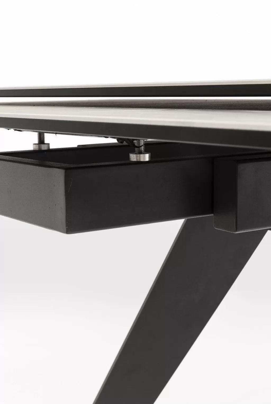 Table extensible Amsterdam Dark - Design modulable 200 cm (2x45 + 110) x 100 cm - KARE Collection Urbaine 

Surface mélaminé résistant aux rayures, piètement métal brossé. Configuration flexible pour salle à manger ou bureau. Dimensions totales : longueur 200 cm / profondeur 100 cm. Modules d'extension latéraux de 45 cm. Style contemporain à inspiration néerlandaise. Parfaite pour espaces modernes.
