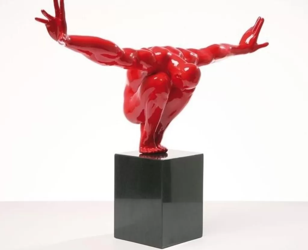 Figurine Sportive Moderne Athlète Rouge - Sculpture Décorative d'Intérieur 75 cm par KARE Design