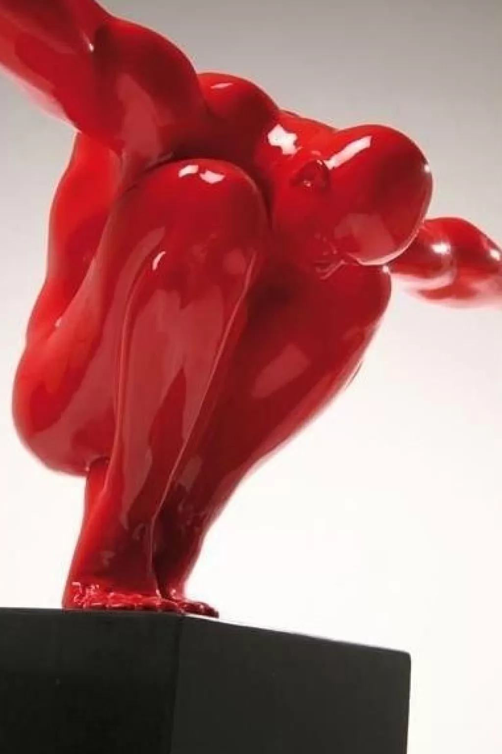 Figurine Sportive Moderne Athlète Rouge - Sculpture Décorative d'Intérieur 75 cm par KARE Design