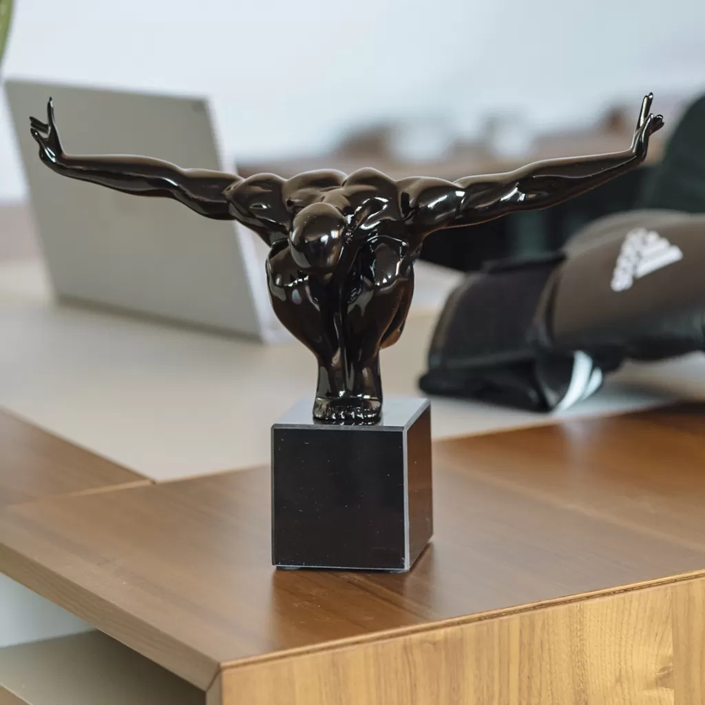 Sculpture décorative Athlet en noir - Objet design moderne par KARE, 43 cm de hauteur