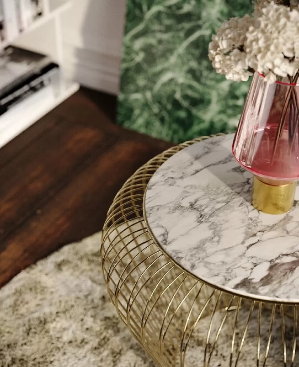 Table d'appoint design Beam par KARE - Plateau marbre gris veiné, piètement laiton vieilli, diamètre 43 cm