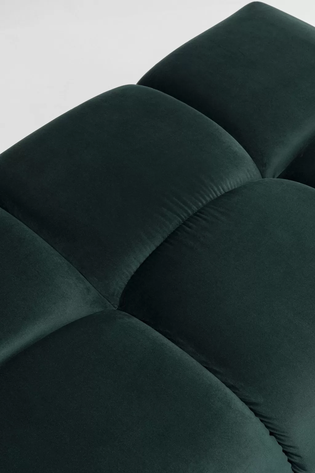 Canapé design Belami Rahi par KARE - Velours luxueux en vert foncé, élégance intemporelle pour intérieurs modernes