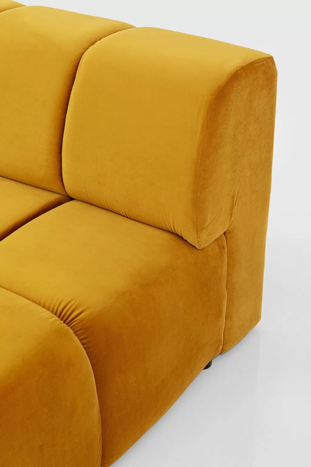Canapé d'angle velours Belami par KARE Design - Modèle gauche en tonalité ambrée, confort et élégance pour votre salon