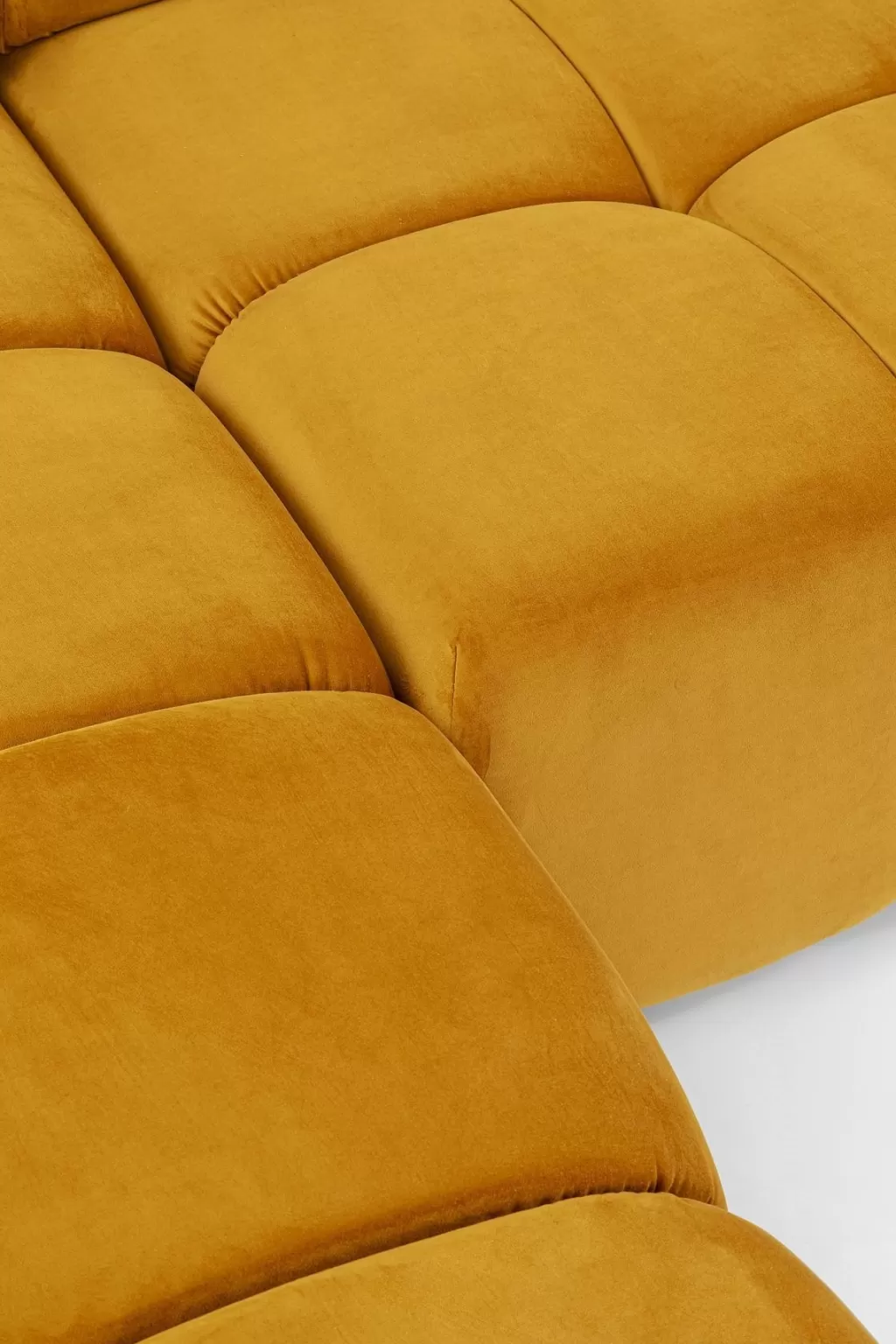 Canapé d'angle velours Belami par KARE Design - Modèle gauche en tonalité ambrée, confort et élégance pour votre salon