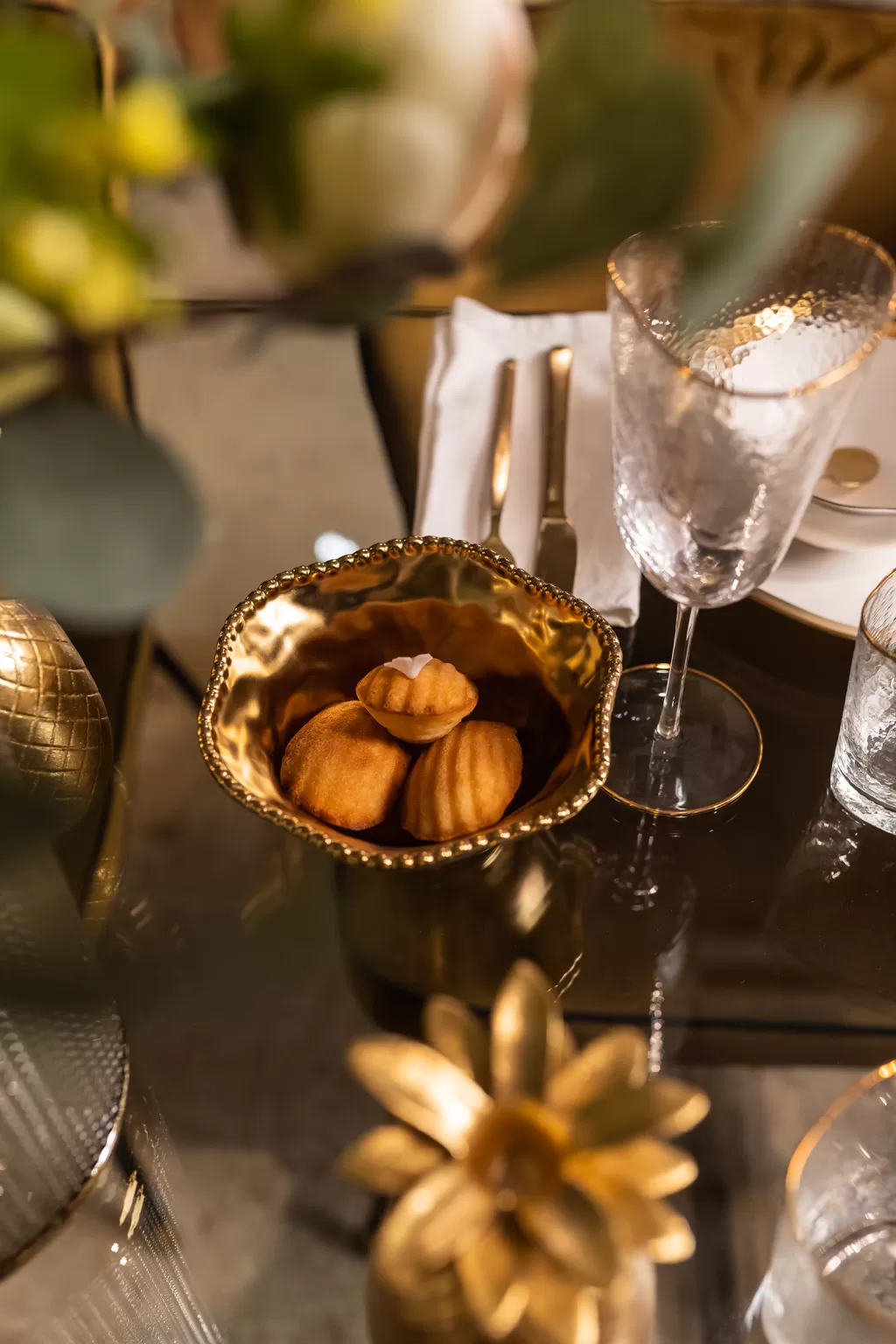 Bol élégant pour apéritifs - Collection Bell par KARE Design  
Finition dorée brillante - Diamètre 16 cm - Style contemporain