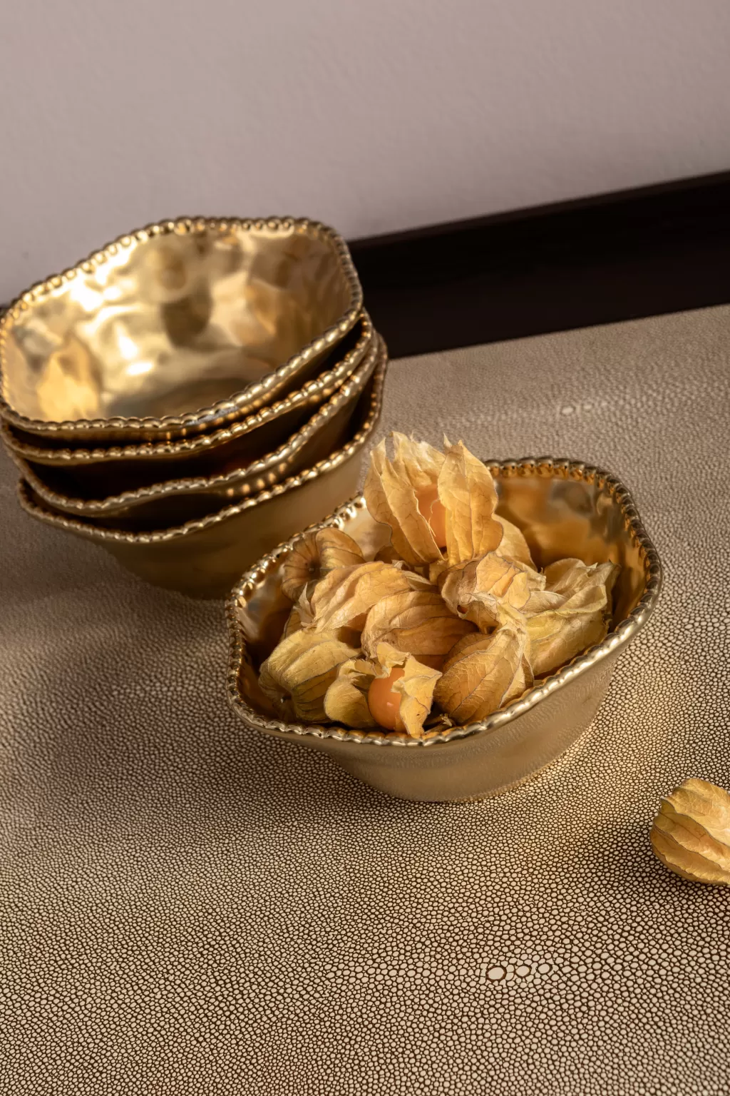 Bol élégant pour apéritifs - Collection Bell par KARE Design  
Finition dorée brillante - Diamètre 16 cm - Style contemporain