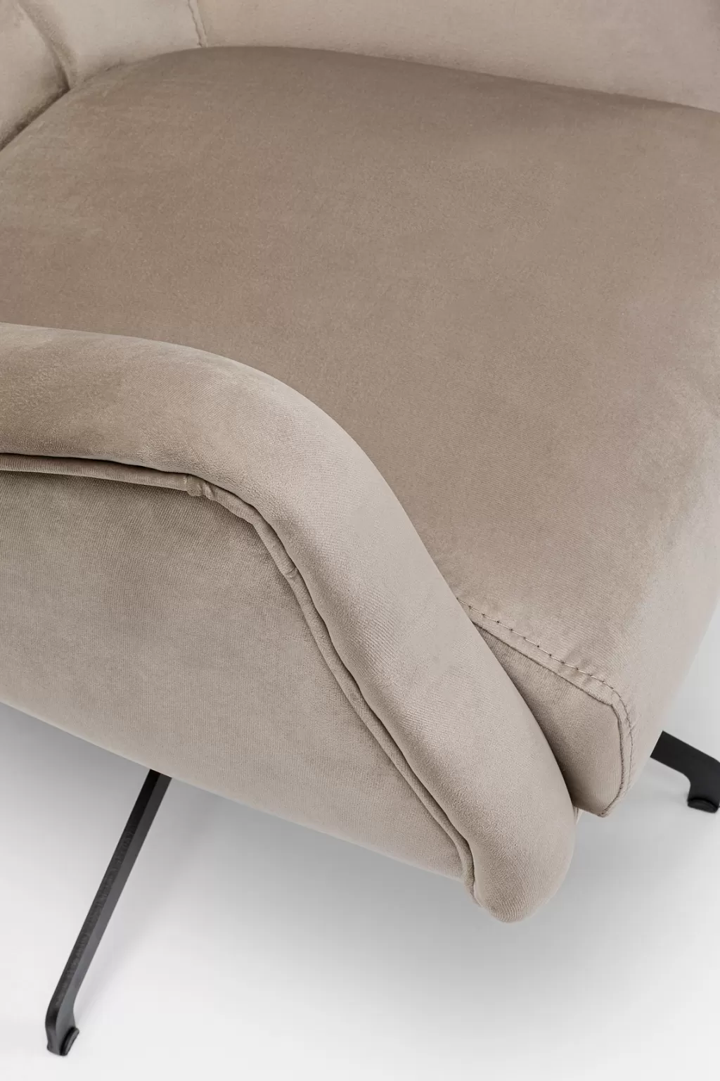 Fauteuil pivotant Bellissima en velours beige - Design intemporel et confort optimal par KARE