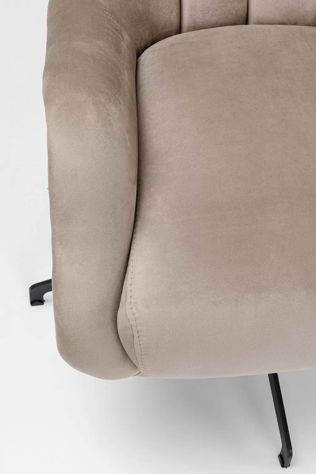Fauteuil pivotant Bellissima en velours beige - Design intemporel et confort optimal par KARE