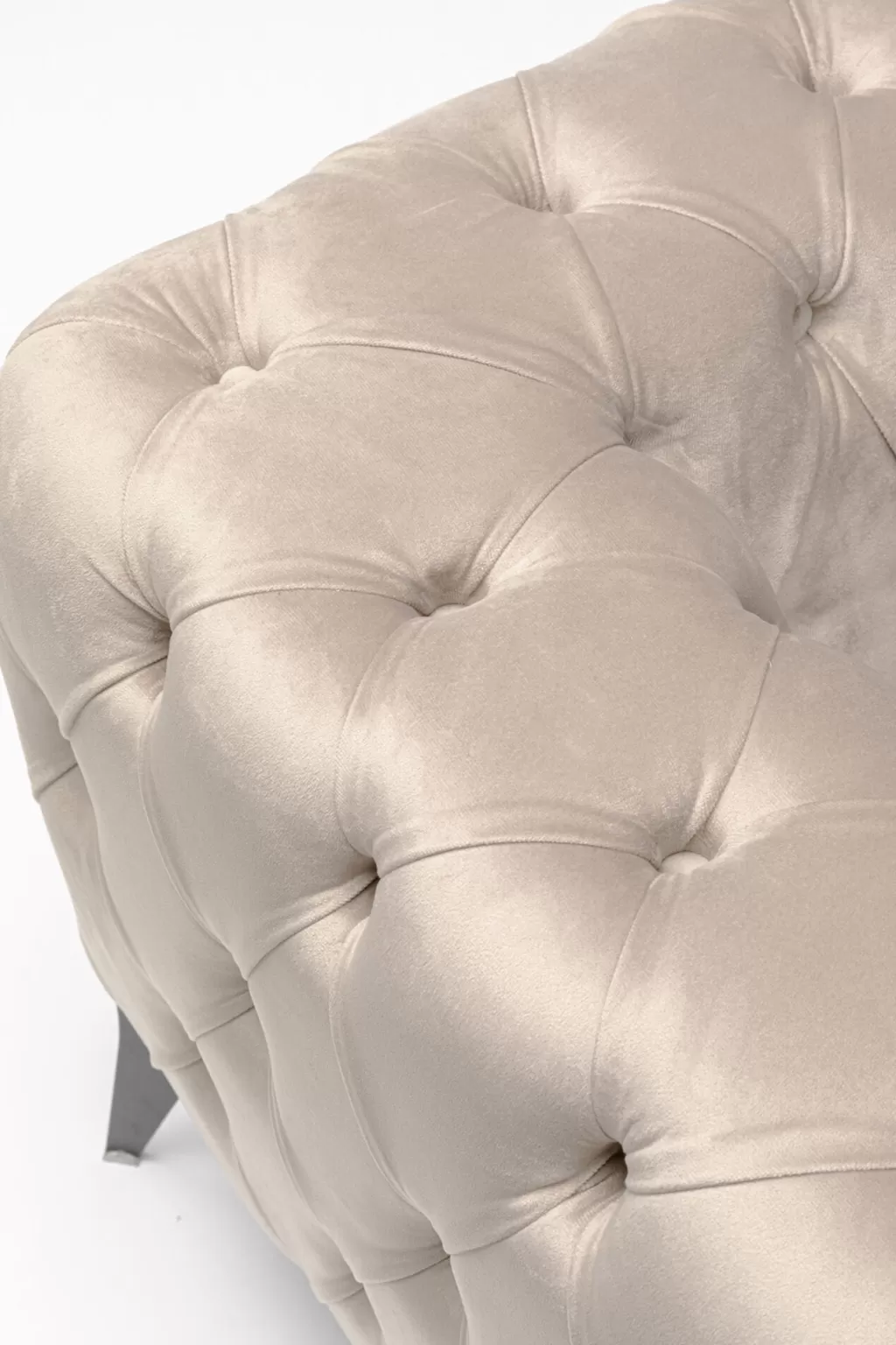 Fauteuil design élégant en velours doux taupe - Modèle Bellissima 120 cm par KARE, idéal pour déco intérieur confortable