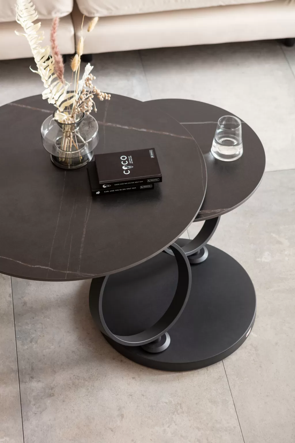 Table basse design Beverly - Modèle élégant en noir, dimensions 133 x 80 cm - KARE Design pour salon moderne