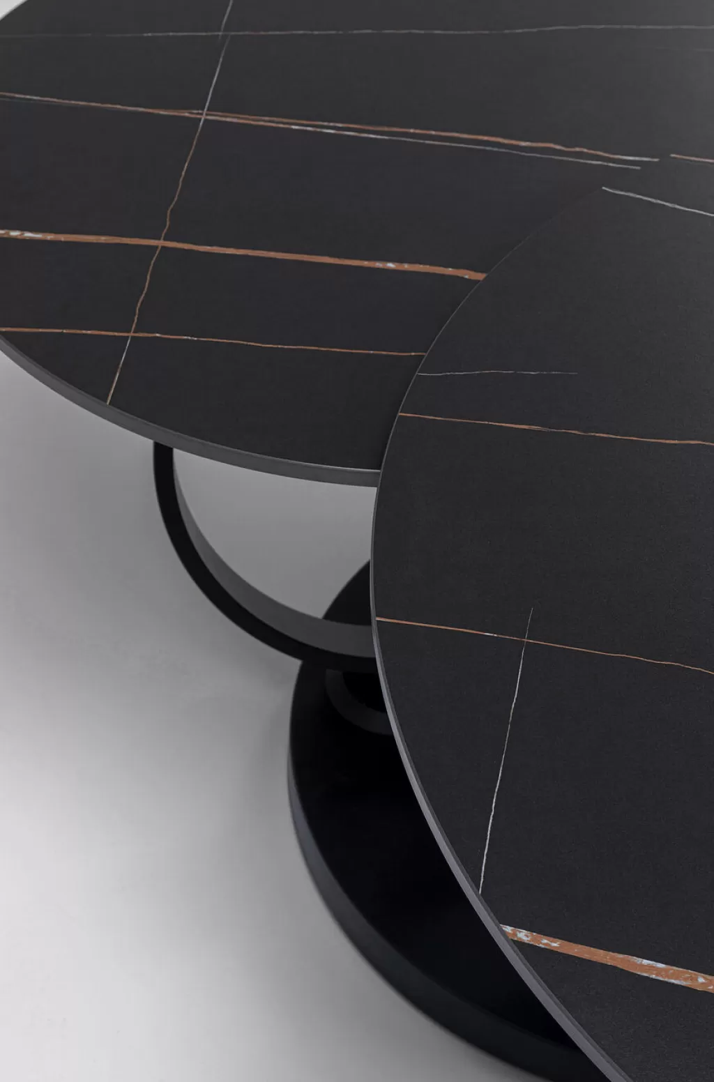 Table basse design Beverly - Modèle élégant en noir, dimensions 133 x 80 cm - KARE Design pour salon moderne