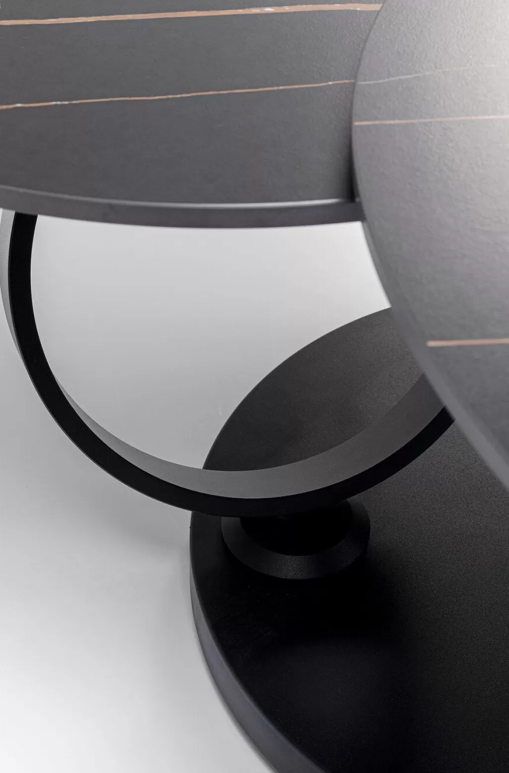 Table basse design Beverly - Modèle élégant en noir, dimensions 133 x 80 cm - KARE Design pour salon moderne