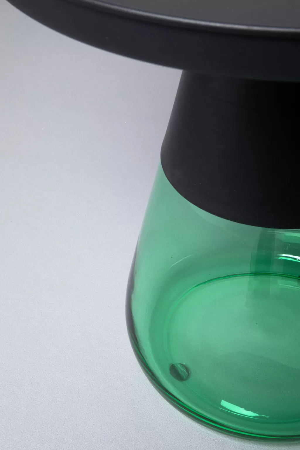 Table d'appoint design BOTTIGLIA – Élégance verte & noire – Diamètre 50 cm – Pièce maîtresse pour salon contemporain