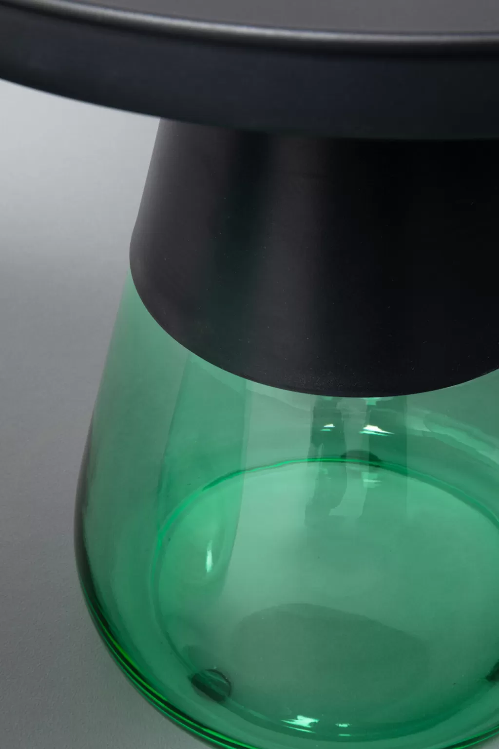 Table d'appoint design Bottiglia - KARE - Vert émeraude & Noir intense - Diamètre 60 cm - Complément idéal pour votre salon contemporain