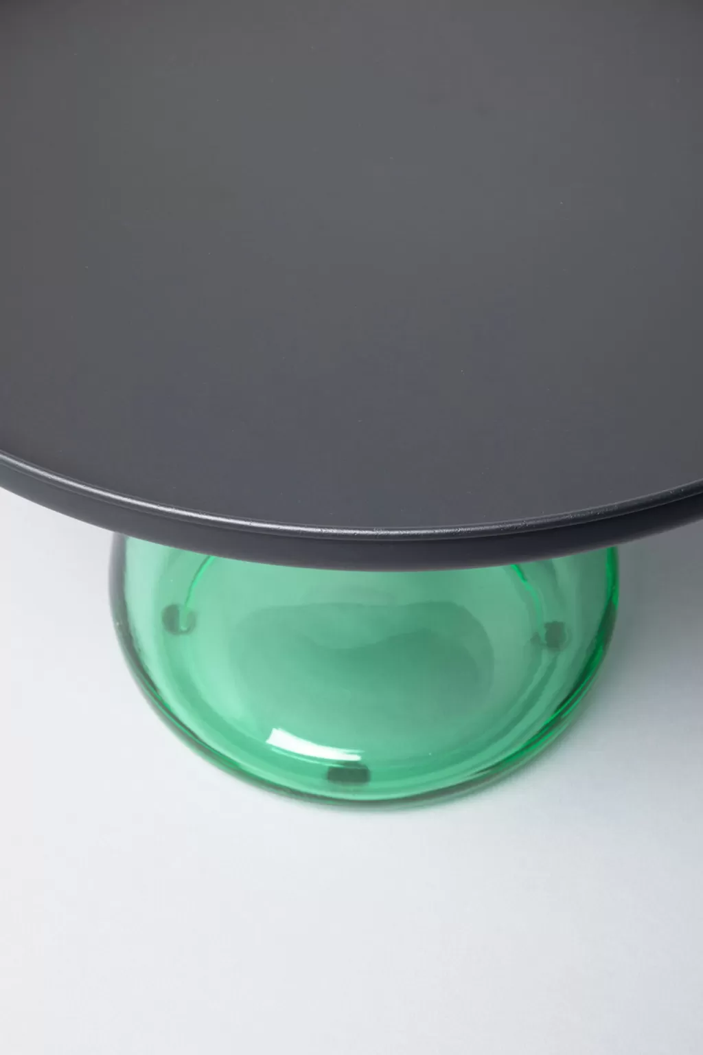 Table d'appoint design Bottiglia - KARE - Vert émeraude & Noir intense - Diamètre 60 cm - Complément idéal pour votre salon contemporain