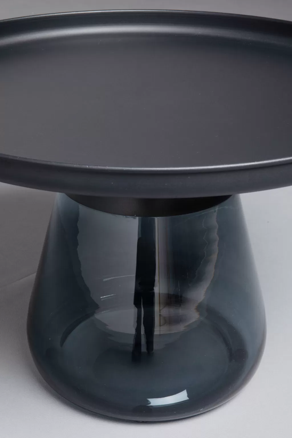 KARE Design - Table d'appoint fumée Bottiglia | Noir sophistiqué Ø60 cm pour salon contemporain