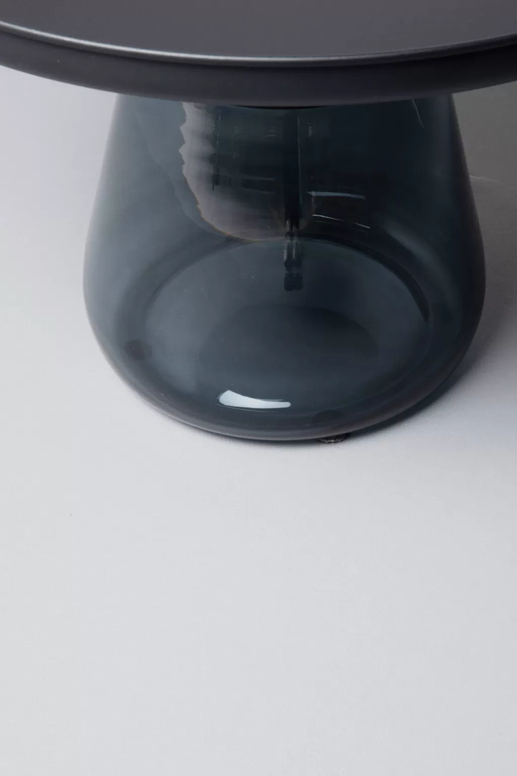 KARE Design - Table d'appoint fumée Bottiglia | Noir sophistiqué Ø60 cm pour salon contemporain