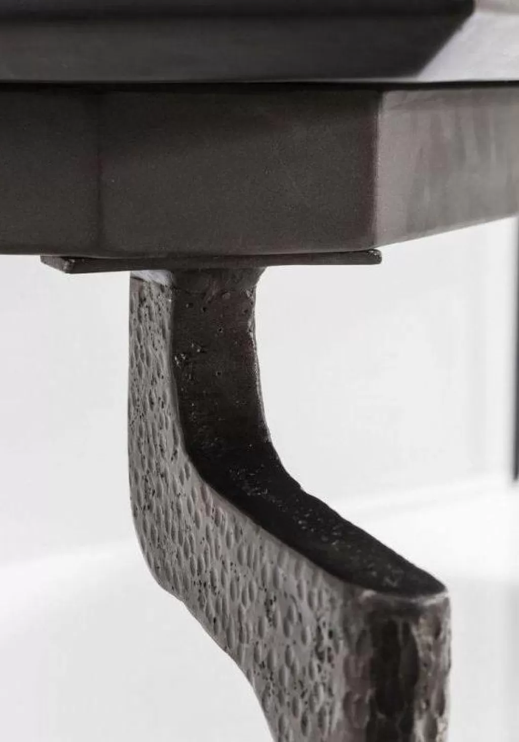 Table design Bug par KARE - Format XXL 90x200 cm en finition anthracite, idéale pour espaces contemporains