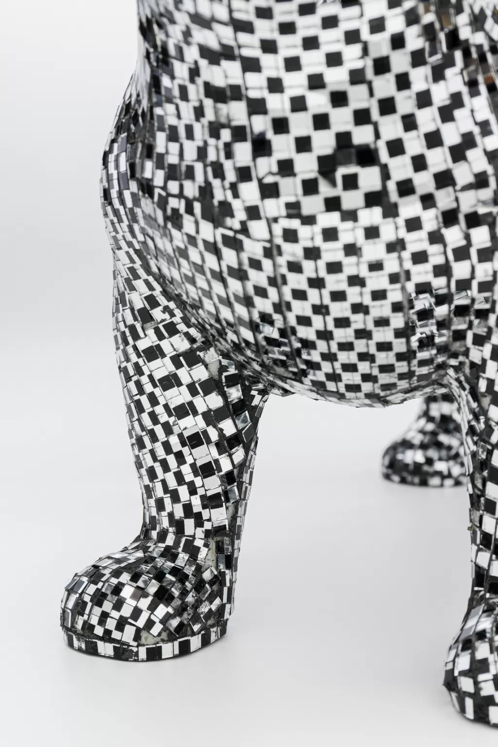 Bulldog Disco Rétro - Figurine Décorative Vibrante en Céramique par KARE Design (36 cm)  
Style Années 70 - Idée Cadeau Déco Intérieur pour Amateurs de Chiens Originaux