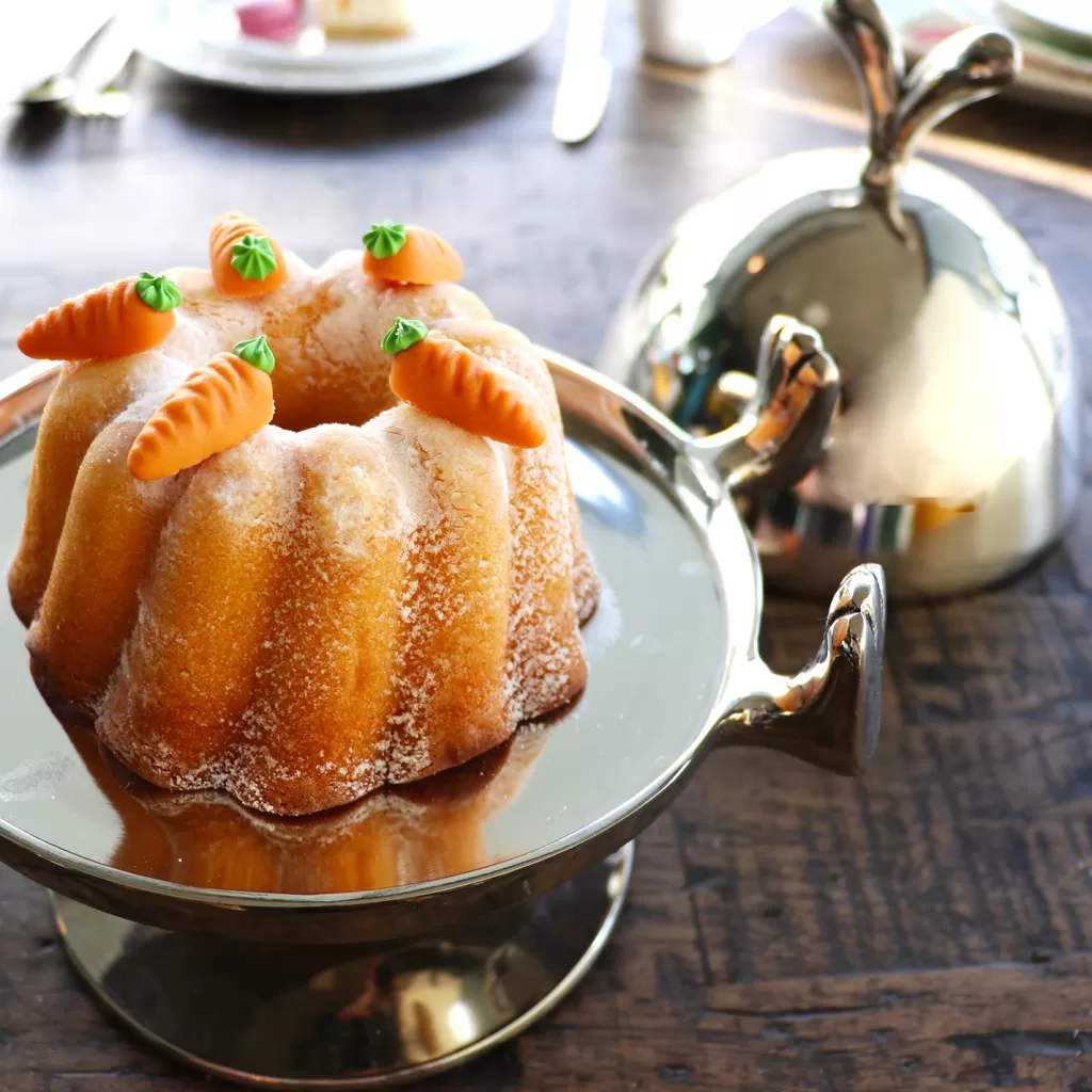 Plateau Décoratif Lapin Pupu avec Support à Gâteaux Élégant - Design Pratique en Finition Argentée KARE | Accessoire de Cuisine Festif pour Pâtisseries Créatives
