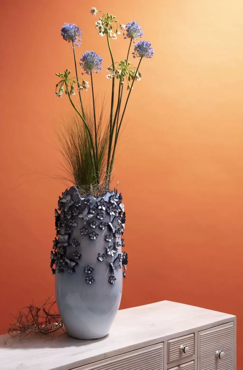 Vase design moderne KARE Design – Décoré de papillons délicats, couleur bleu ciel, hauteur 50 cm pour décoration intérieure