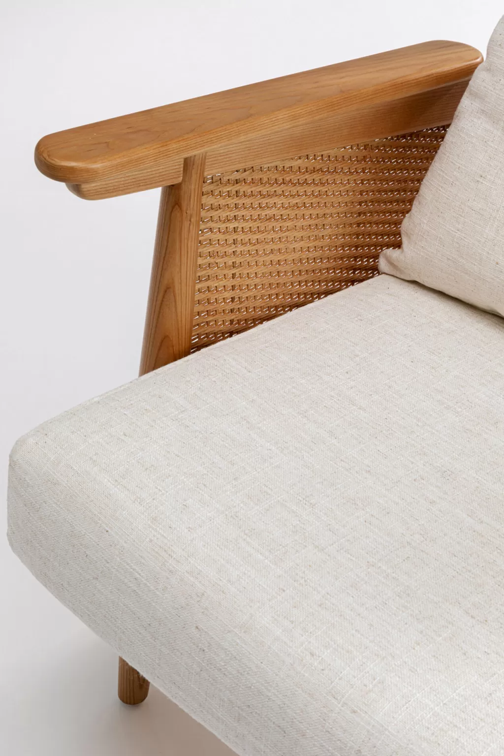 Fauteuil Canné Design Kare avec Accoudoirs – Structure en Frêne Massif et Housse en Tissu Élégant
