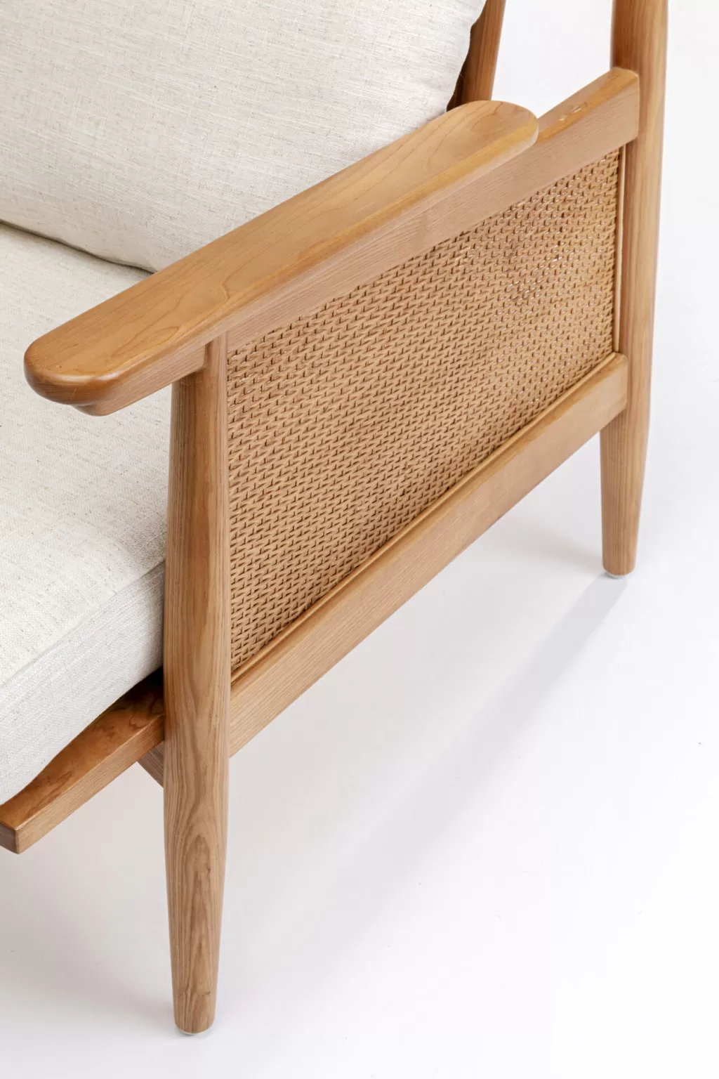 Fauteuil Canné Design Kare avec Accoudoirs – Structure en Frêne Massif et Housse en Tissu Élégant