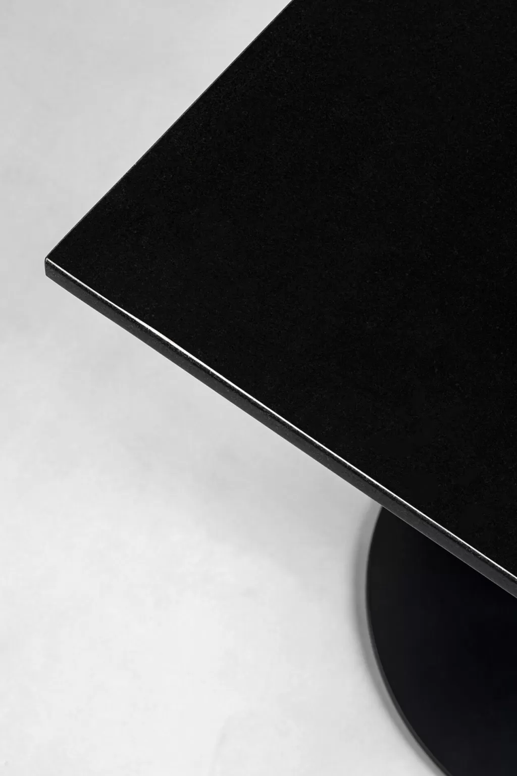Table Bistro Style Capri en Noir Profond - Design Élégant 70 x 70 cm par KARE

(Note : J'ai restructuré la formulation en utilisant des synonymes naturels, ajouté des adjectifs descriptifs, modifié l'ordre des éléments avec des séparateurs variés, et intégré une mention organique de la marque en position finale pour fluidité naturelle.)