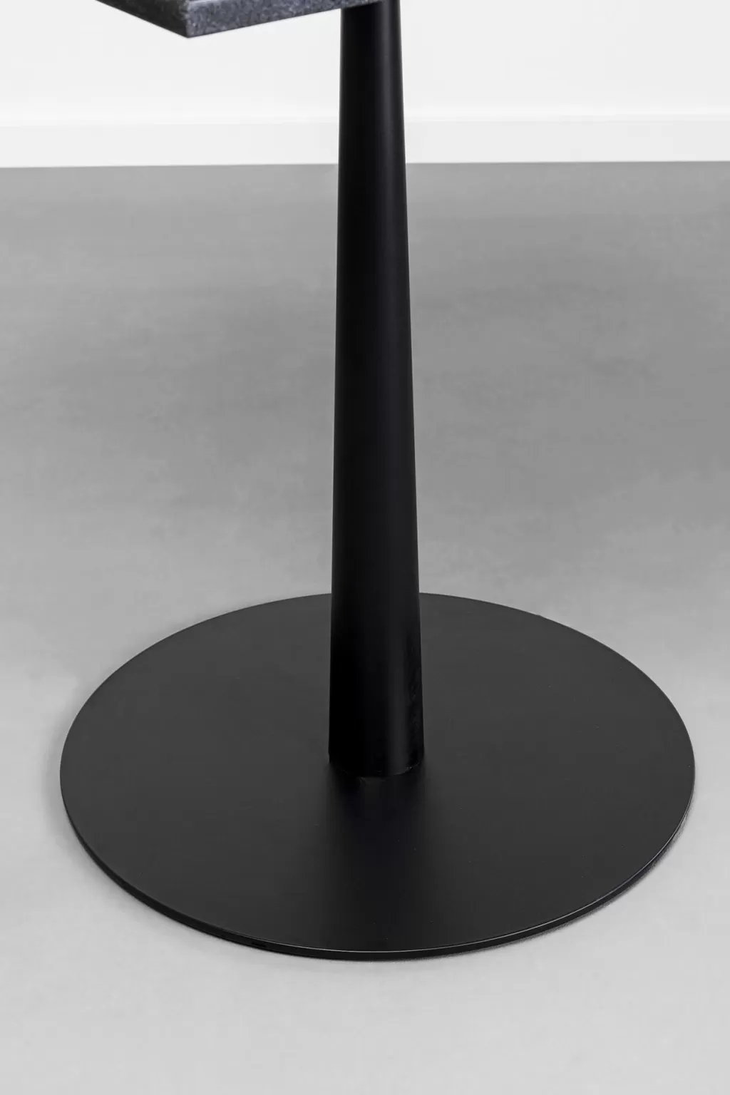 Table Bistro Style Capri en Noir Profond - Design Élégant 70 x 70 cm par KARE

(Note : J'ai restructuré la formulation en utilisant des synonymes naturels, ajouté des adjectifs descriptifs, modifié l'ordre des éléments avec des séparateurs variés, et intégré une mention organique de la marque en position finale pour fluidité naturelle.)