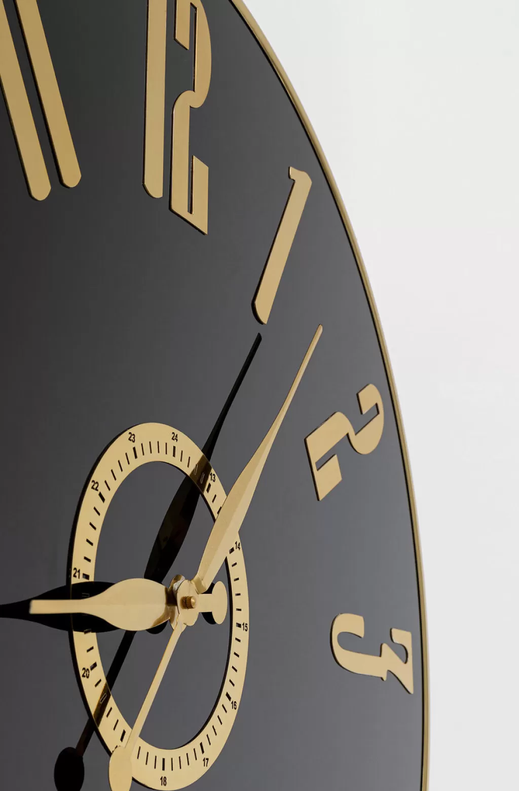 Horloge Murale Design Casino Élégante - Noir Sophistiqué par KARE, Diamètre 76 cm pour Décor d'Intérieur