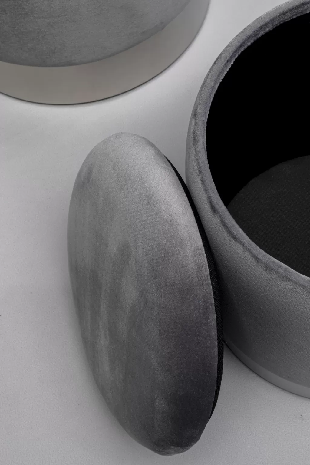 Tabourets de rangement design Cerise par KARE - Duo gris argenté - Assises pratiques avec espace de stockage intégré
