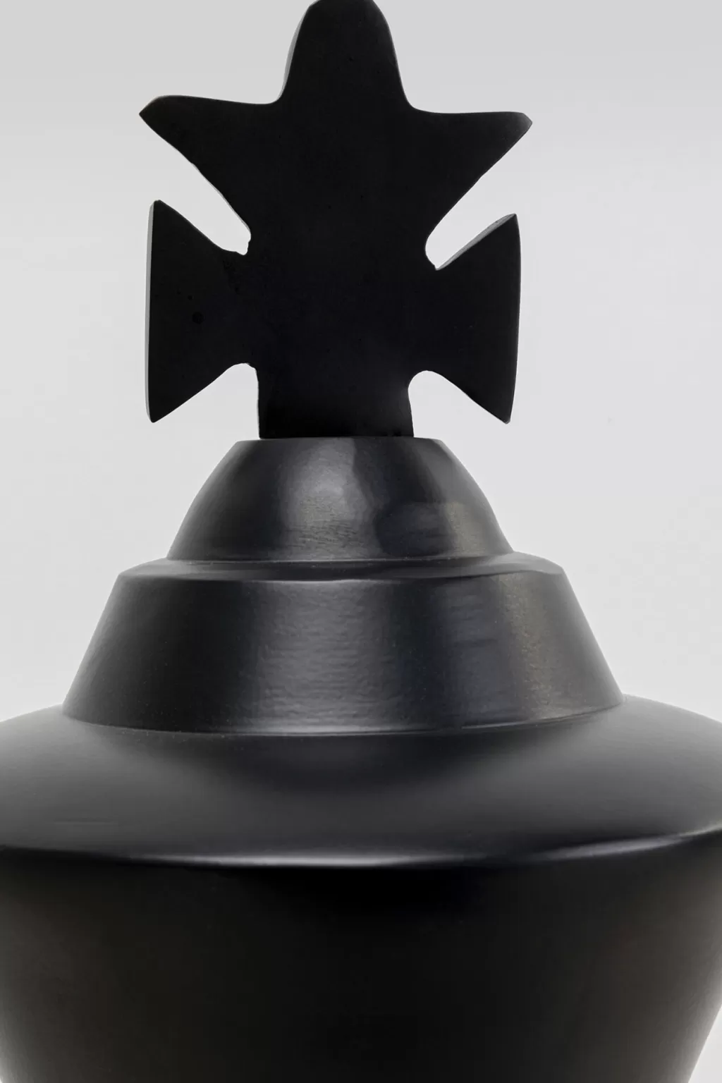 Échiquier Majestueux Roi des Échecs - Sculpture Décorative KARE Design 68 cm en Métal Doré