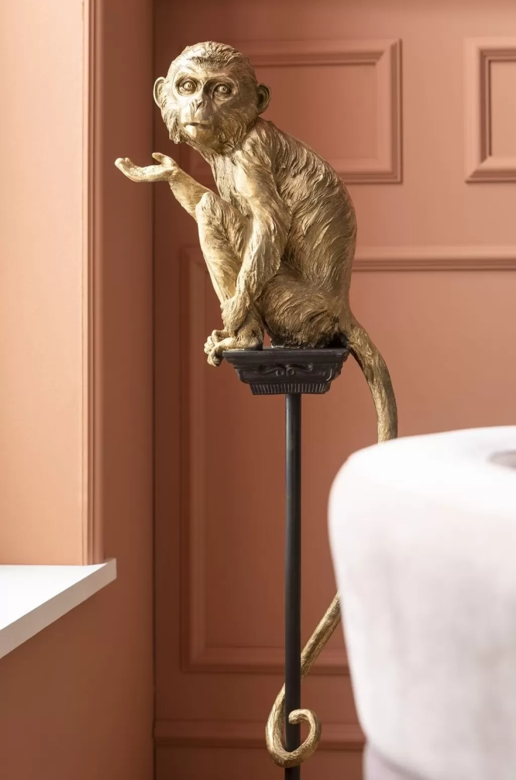 Singe de Cirque Élégant - Statue Décorative sur Pied KARE Design 109 cm - Figurine Unique en Son Genre pour Décoration d'Intérieur
