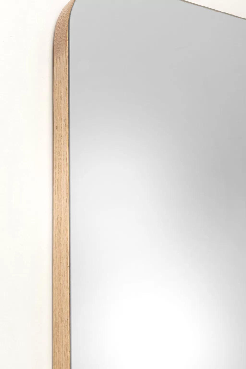 Miroir Mural Design Cleo - Cadre Métallique Moderne 70 x 200 cm par KARE | Décoration Contemporaine pour Salon Chic  

Alternative :  
Élégant Miroir d'Intérieur 200 cm de Haut - Collection Cleo par KARE Design | Pièce Maîtresse Murale en Métal Brossé  

Variante Poétique :  
Reflet Lumineux Cleo - Miroir Panoramique 70x200 au Design Architectural | Création Exclusive KARE pour Ambiance Épurée