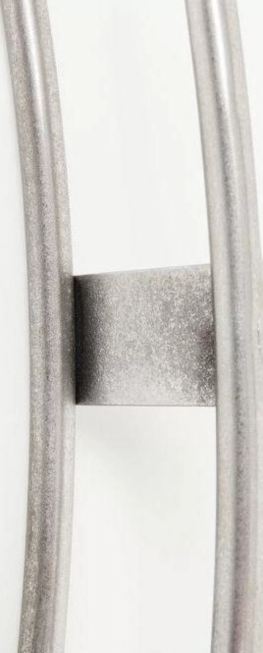 Horloge murale design Clip - Style contemporain en argent, diamètre 60 cm par KARE