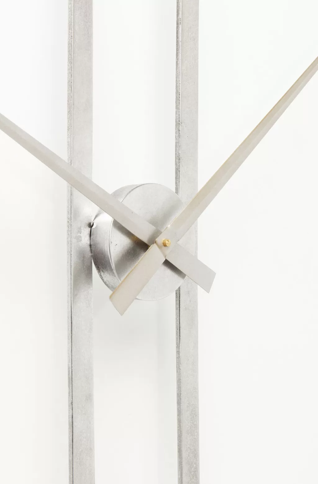 Horloge murale design Clip - Style contemporain en argent, diamètre 60 cm par KARE