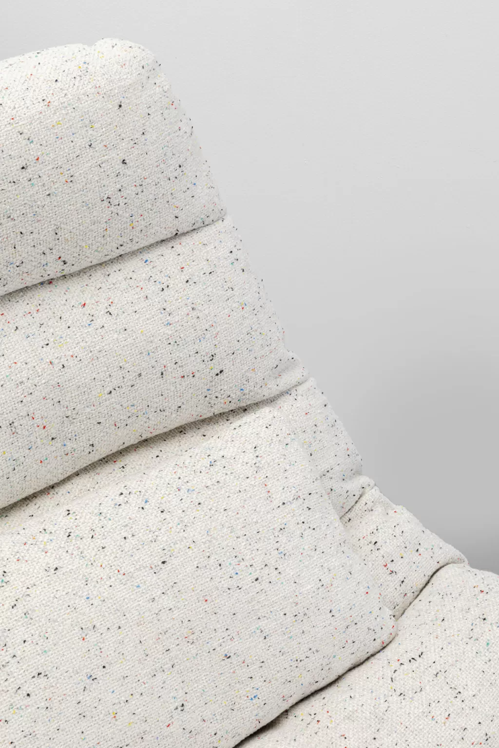 Fauteuil pivotant design Columbia par KARE Design avec repose-pieds intégré - Confort ergonomique et style scandinave