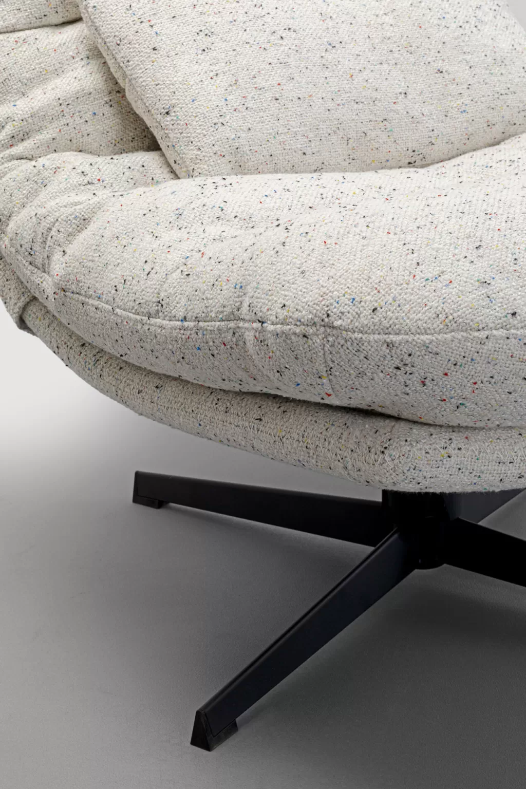 Fauteuil pivotant design Columbia par KARE Design avec repose-pieds intégré - Confort ergonomique et style scandinave