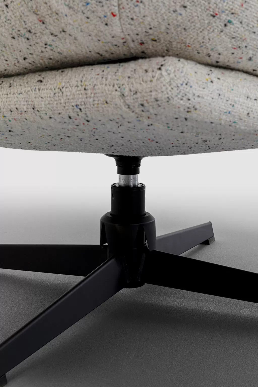 Fauteuil pivotant design Columbia par KARE Design avec repose-pieds intégré - Confort ergonomique et style scandinave