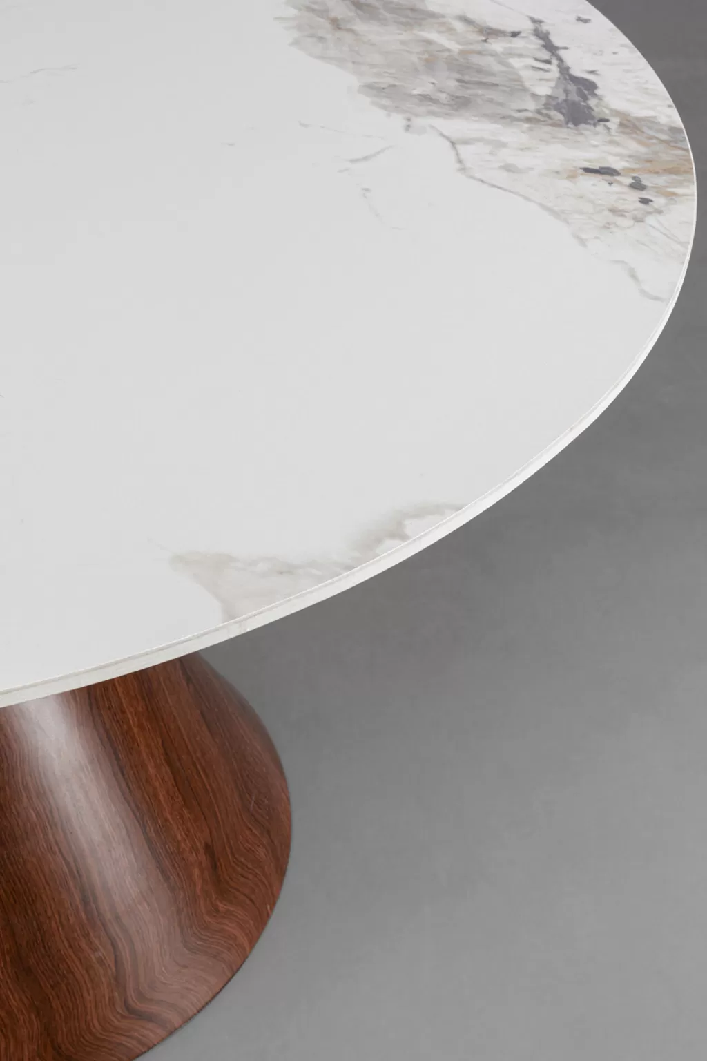 Table design contemporain KARE Cono en céramique - Plateau rond Ø 120 cm idéal pour salle à manger ou séjour