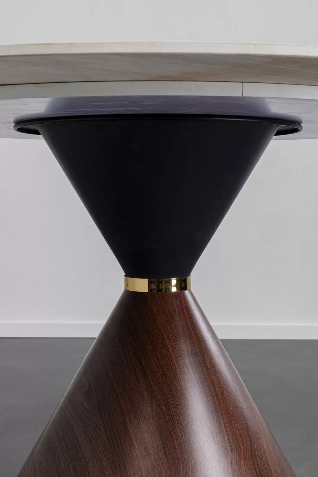Table design contemporain KARE Cono en céramique - Plateau rond Ø 120 cm idéal pour salle à manger ou séjour