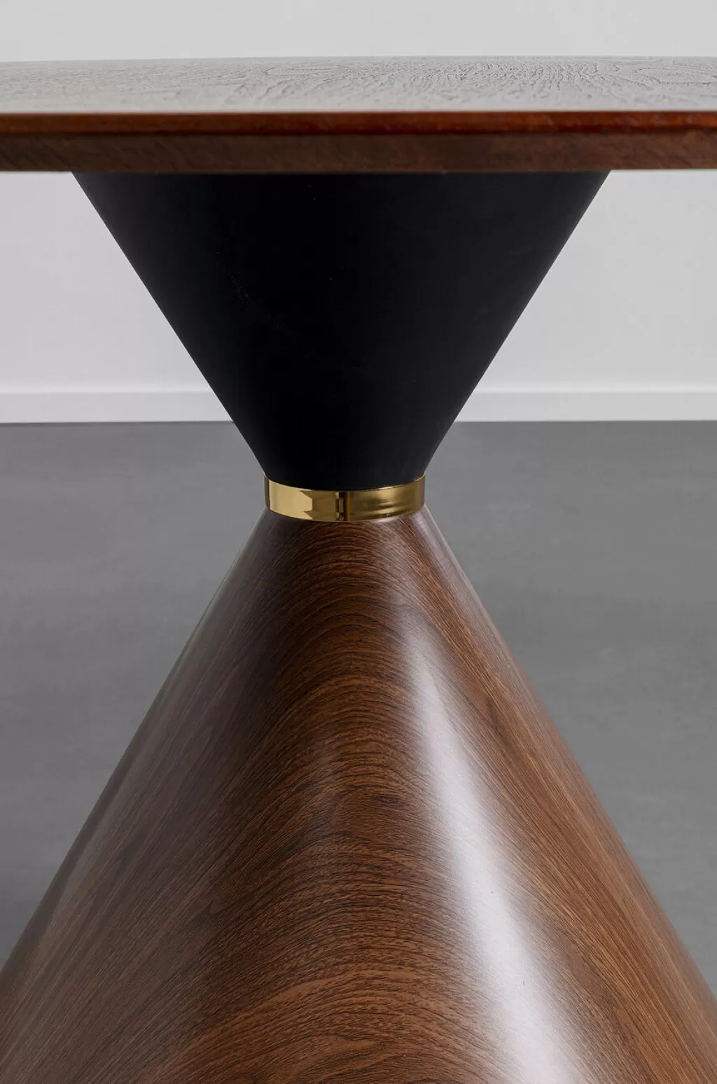 Table design Cono par KARE - Diamètre 120 cm, élégante pour intérieurs contemporains