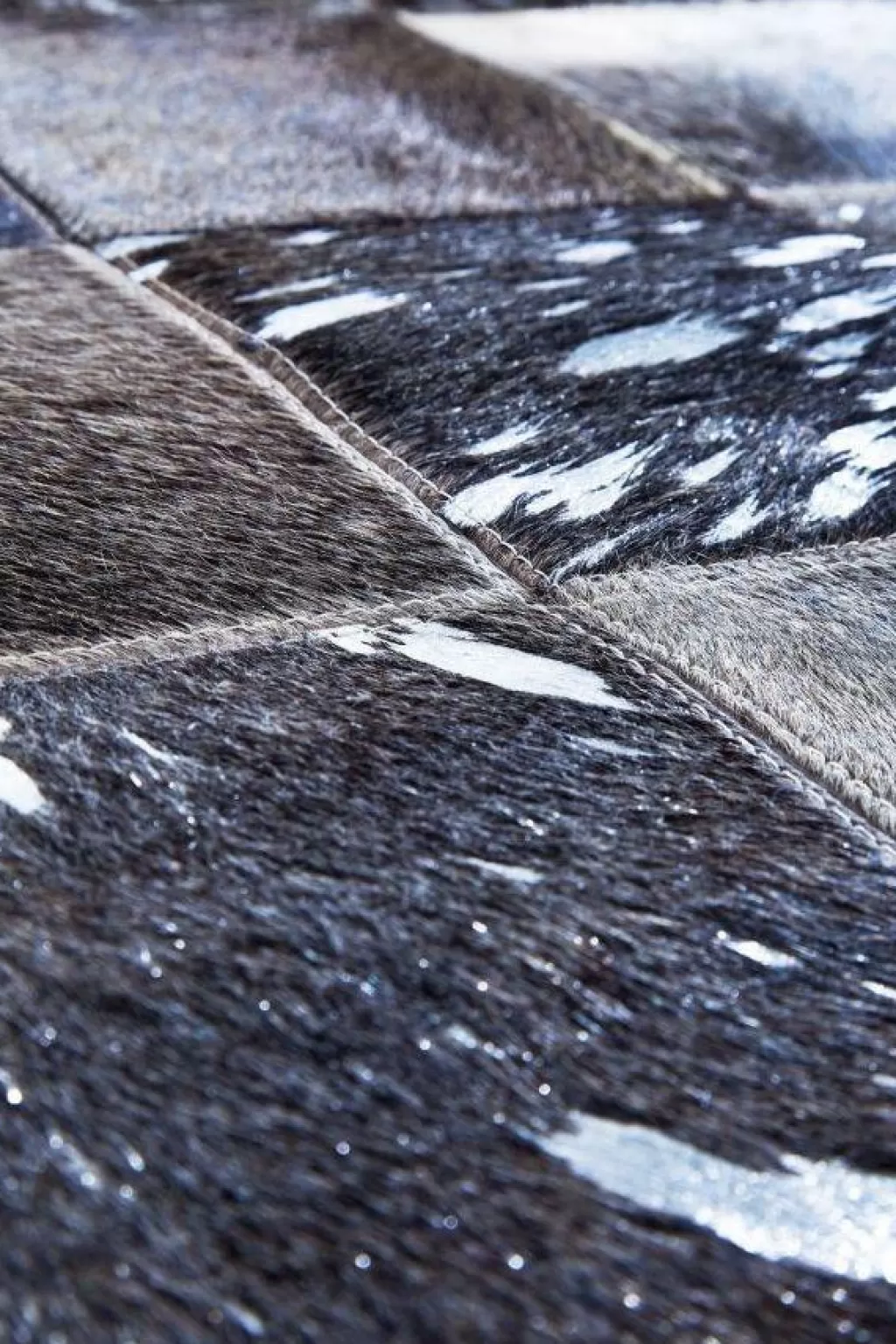 Tapis d'intérieur en fourrure douce Lampaantalja - Gris Cosmo 240x170 cm, design scandinave par KARE